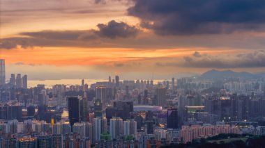 Pahalı bir bina altında yüksek binaların bulunduğu bir şehir manzarası