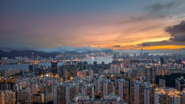 Büyüleyici bir şehir manzarası, alacakaranlık ışıkları, ufuk çizgisi,