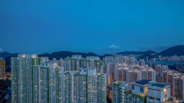 Yüksek yoğunluklu yerleşim binalarının kentsel ufuk çizgisi alacakaranlıkta aydınlandı