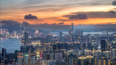 Hong Kong limanının ve aydınlık gökdelenin çarpıcı manzarası.