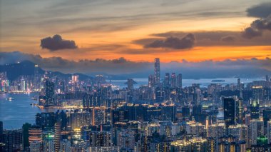 Alacakaranlık altında parlayan bir şehir silueti