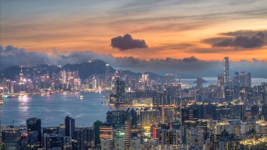 Alacakaranlık gösterisinde canlı bir şehir manzarası aydınlatılmış gökdelenler