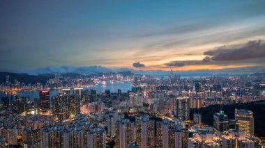 Alacakaranlık gösterisinde canlı bir şehir manzarası aydınlatılmış gökdelenler