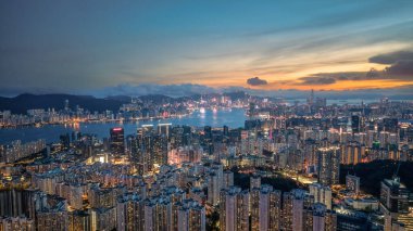 Alacakaranlık gösterisinde canlı bir şehir manzarası aydınlatılmış gökdelenler