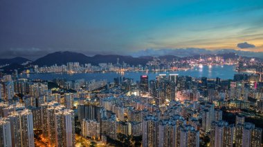 Alacakaranlık gösterisinde canlı bir şehir manzarası aydınlatılmış gökdelenler