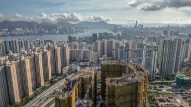 Yoğun bir kenti gösteren detaylı bir hava görüntüsü