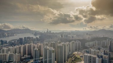 Modern binalar ve pitoresk bir gün batımının yer aldığı bir şehir silüeti.