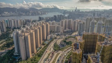 Yoğun bir kenti gösteren detaylı bir hava görüntüsü