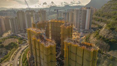 Yoğun bir kenti gösteren detaylı bir hava görüntüsü