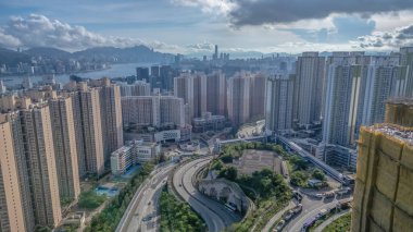 Kalabalık bir şehir manzarasını gösteren manzaralı bir manzara.