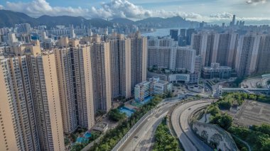 Kalabalık bir şehir manzarasını gösteren manzaralı bir manzara.