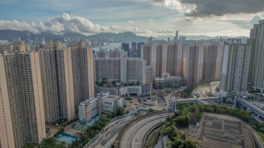 Kalabalık bir şehir manzarasını gösteren manzaralı bir manzara.