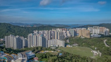 Yüksek binaların bulunduğu bir şehrin manzarası.,