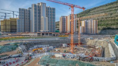 Modern bir konut kompleksinin inşaat halindeki manzarası