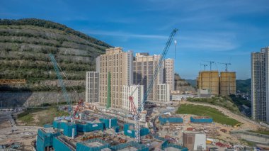 Modern bir konut kompleksinin inşaat halindeki manzarası
