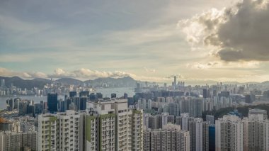 Tomurcuklanan bir şehrin yemyeşil gökyüzünün panoramik görüntüsü