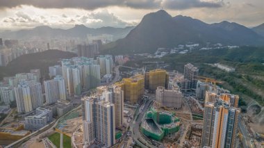 Modern bir konut kompleksinin inşaat halindeki manzarası