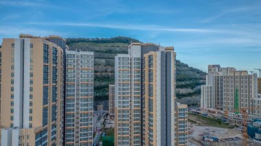 Modern bir konut kompleksinin inşaat halindeki manzarası