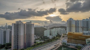 Çağdaş bir şehir manzarasında devam eden inşaat sahalarının görüntüsü