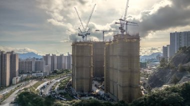 Yoğun bir kenti gösteren detaylı bir hava görüntüsü