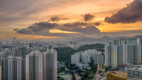 Yüksek binalar ve doğal dağ manzaraları yer almaktadır.,
