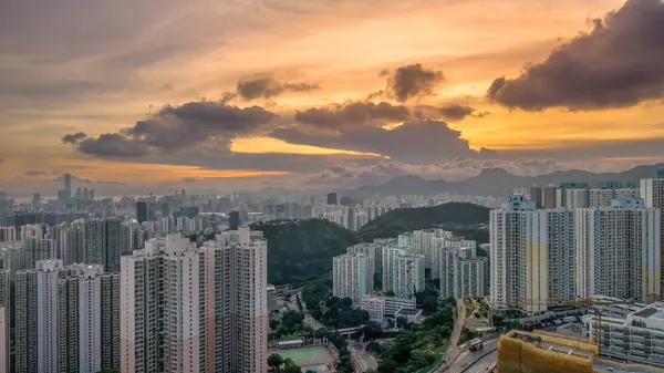 Yüksek binalar ve doğal dağ manzaraları yer almaktadır.,