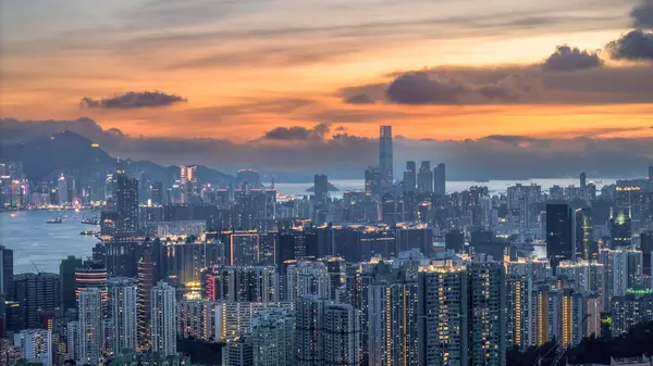 Alacakaranlıktaki canlı bir şehir manzarasının nefes kesen manzarası, gökdelenler yükselen