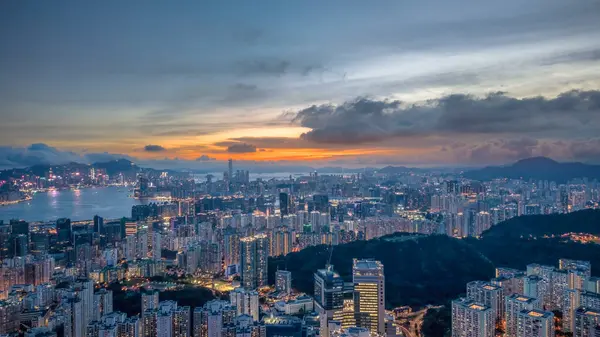 Gökdelenlerin yer aldığı yüksek bir noktadan çekilen şehir manzarası