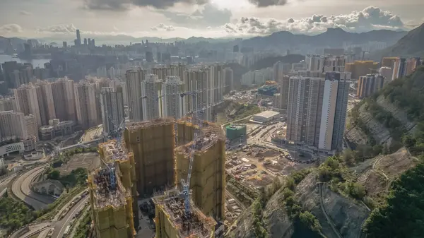 Yoğun bir kenti gösteren detaylı bir hava görüntüsü