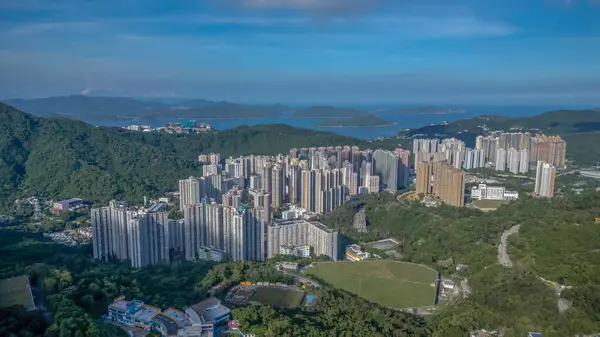 Yüksek binaların bulunduğu bir şehrin manzarası.,