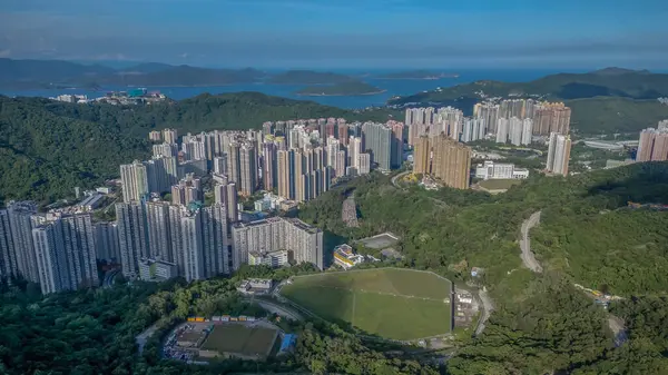 Yüksek binaların bulunduğu bir şehrin manzarası.,