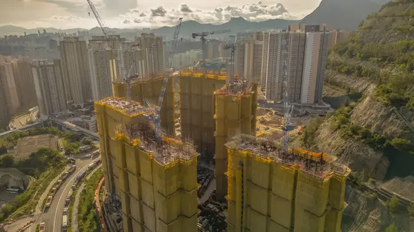 Yoğun bir kenti gösteren detaylı bir hava görüntüsü