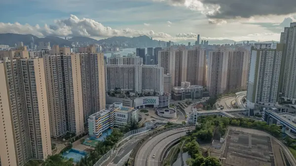 Kalabalık bir şehir manzarasını gösteren manzaralı bir manzara.