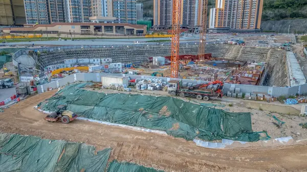 Yoğun bir kenti gösteren detaylı bir hava görüntüsü
