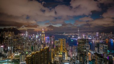 Alacakaranlıkta Hong Kong ufuk çizgisinin çarpıcı hava görüntüsü