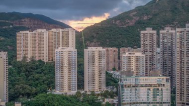 Etrafı sarılmış yüksek binaların bulunduğu sakin bir şehir.