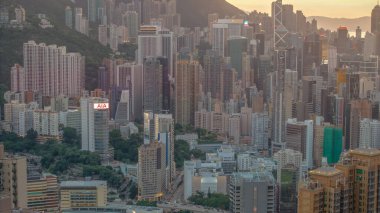 Yüksek açılı manzara canlı bir metropol alanını gösteriyor