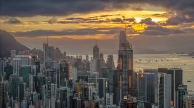 Dağlarla çevrili yüksek binaların yer aldığı şehir silueti