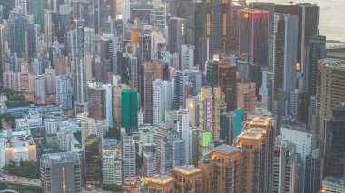 Modern kentlerdeki yüksek binaların sergilendiği şehir manzarası