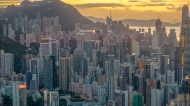 Modern metropolün gökdelenlerin gökdelenlerini gösteren gökyüzü.