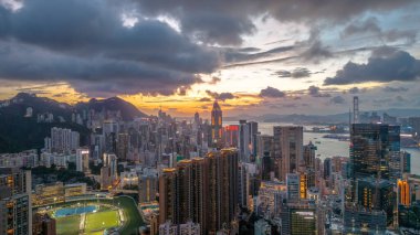 Hong Kong 'un canlı şehir manzarası ikonik gökdelenler, sakin limanlar