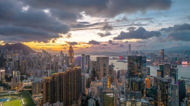 Hong Kong 'un canlı şehir manzarası ikonik gökdelenler, sakin limanlar