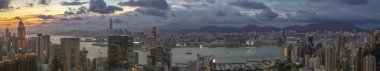 Çarpıcı bir panoramik manzara Hong Kong ufuk çizgisini aydınlatıyor.