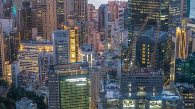 Canlı şehir manzarası yüksek binalar, aydınlık pencereler