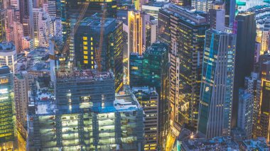 Canlı şehir manzarası yüksek binalar, aydınlık pencereler