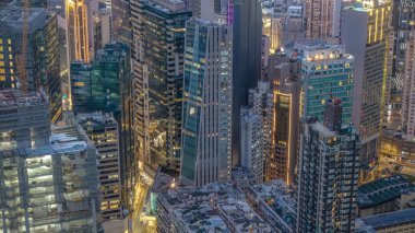 Canlı şehir manzarası yüksek binalar, aydınlık pencereler