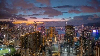 Alacakaranlıkta Hong Kong ufuk çizgisinin çarpıcı hava görüntüsü