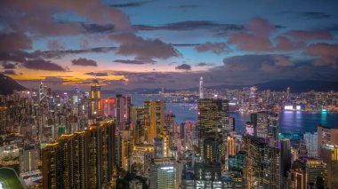 Alacakaranlıkta Hong Kong ufuk çizgisinin çarpıcı hava görüntüsü