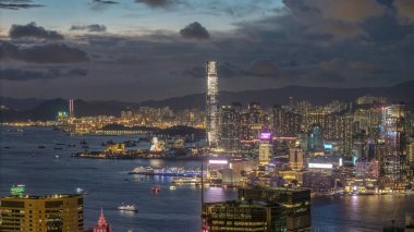 Aydınlatılmış gökdelenleriyle Hong Kong 'un Güzel Gece Skyline' ı