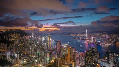 Alacakaranlıkta Hong Kong ufuk çizgisinin çarpıcı hava görüntüsü